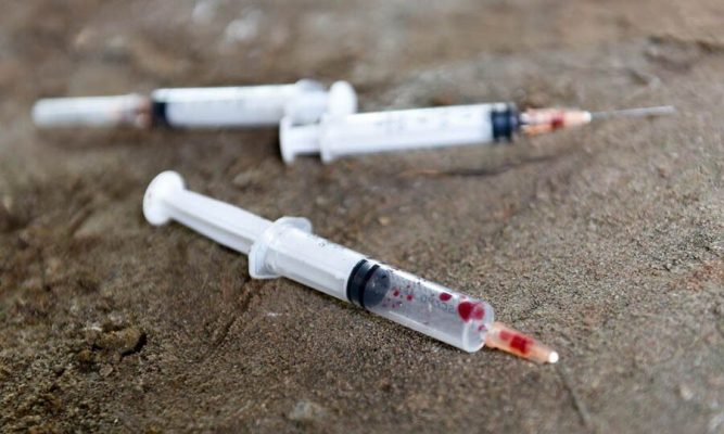 Phải làm gì khi đạp trúng kim tiêm dính máu HIV ?