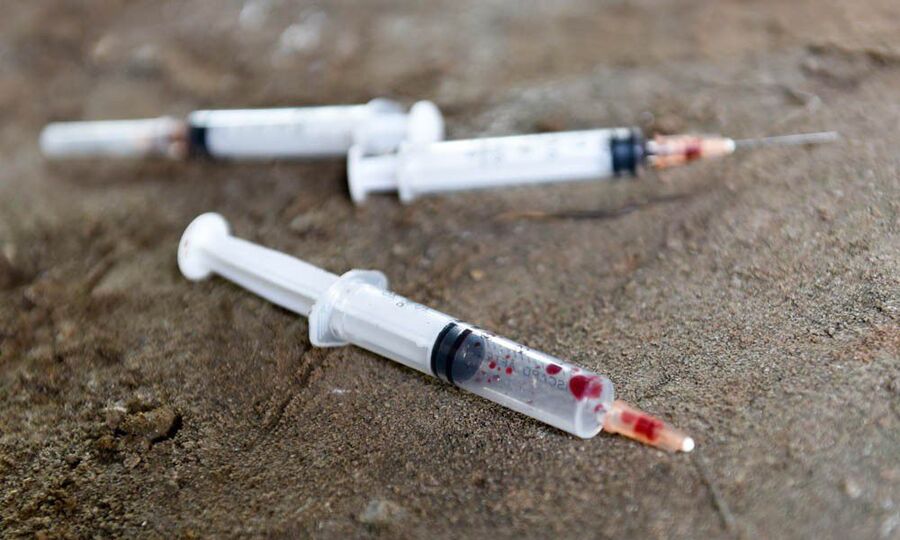 Phải làm gì khi đạp trúng kim tiêm dính máu HIV ?