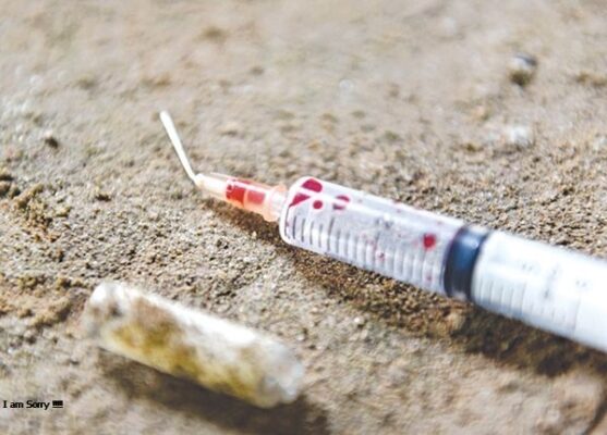Dẫm phải bơm kim tiêm nghi chứa HIV nên làm gì?